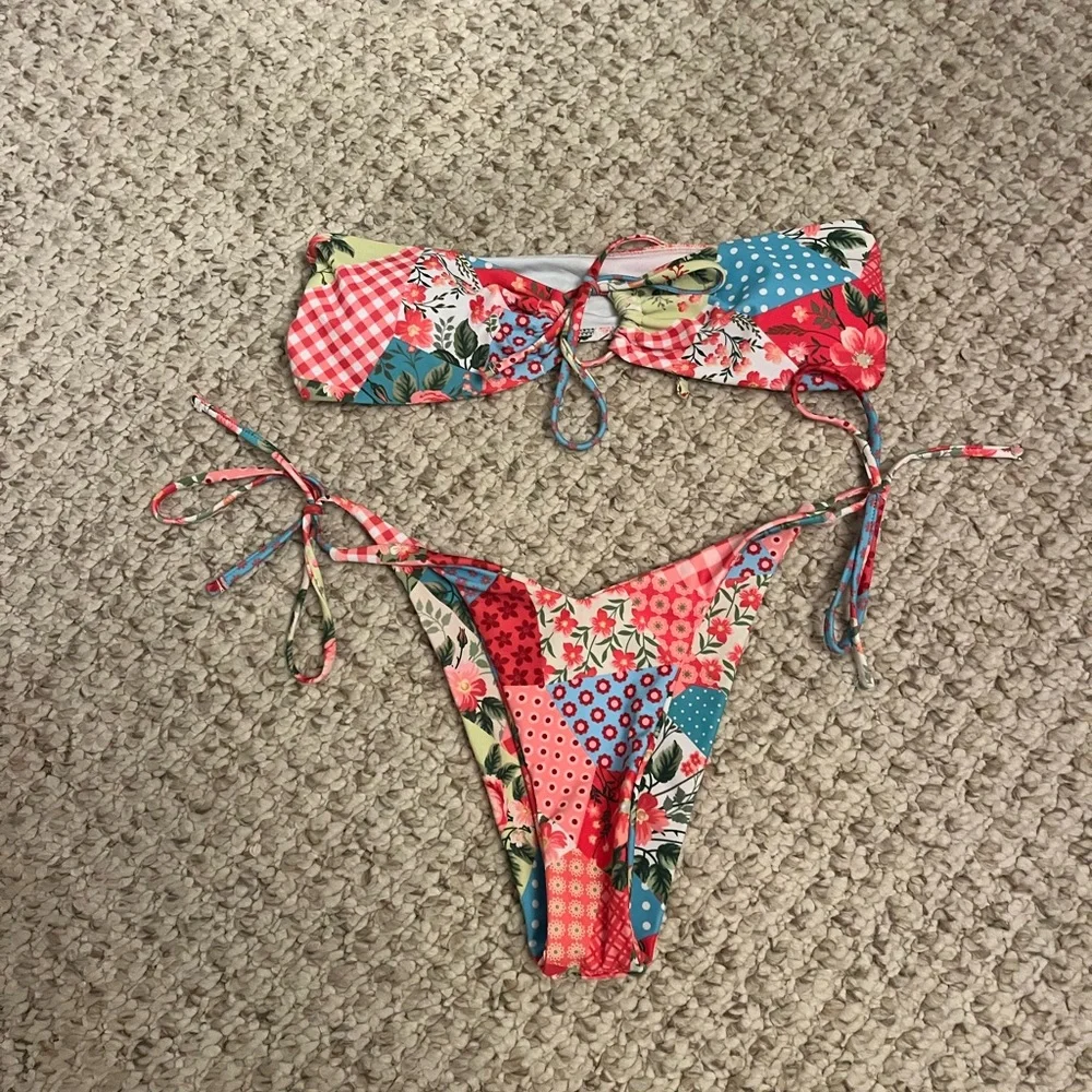 Bikini - Picture 1 of 1